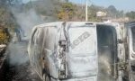Brucia un furgone sulla strada militare per Gouta. Foto