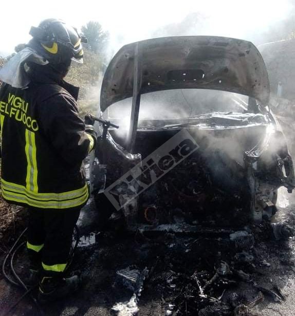 Incendio furgone Dolceacqua strada militare Gouta_04