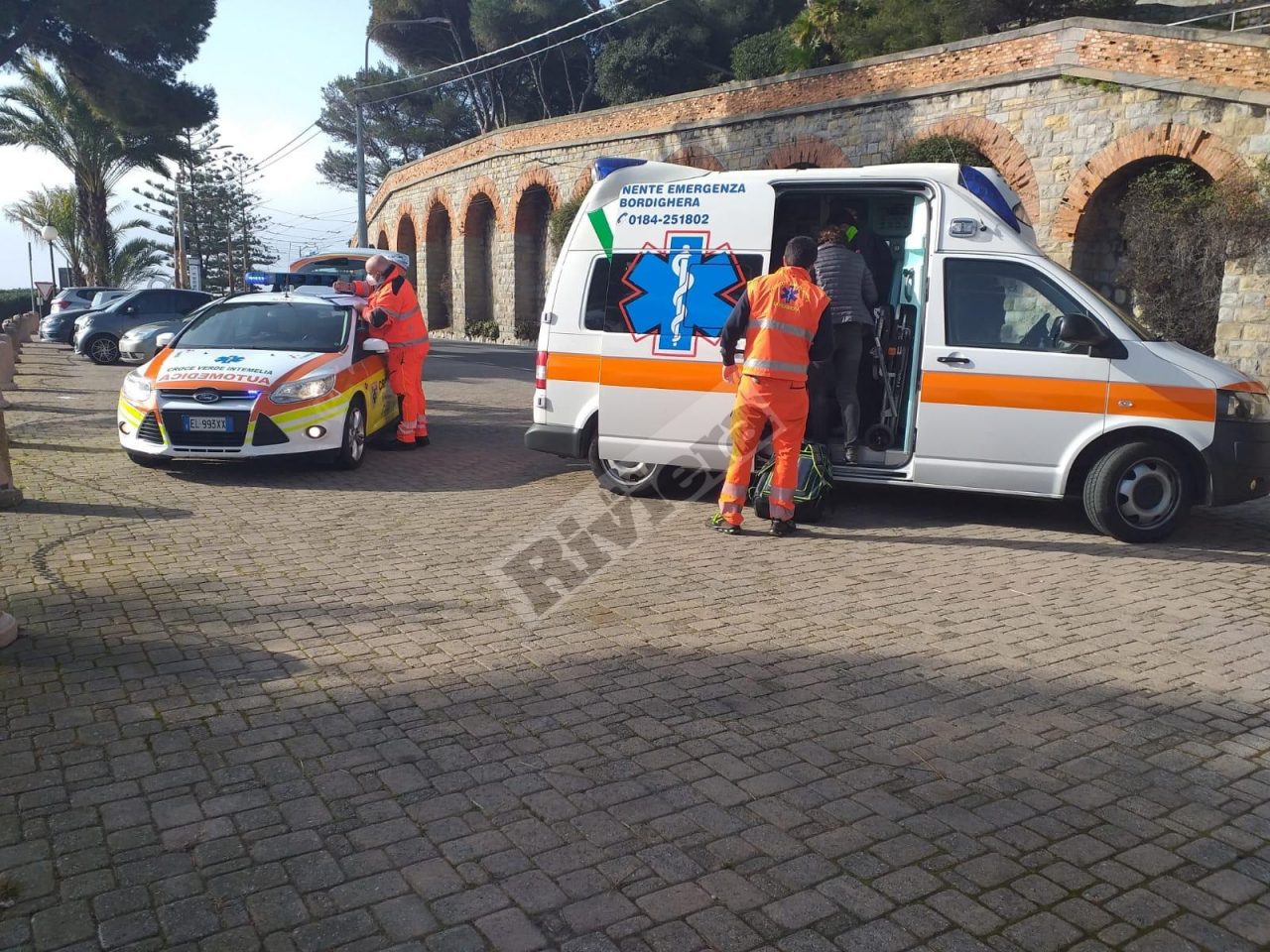 Nonna e nipotino investiti da uno scooter mentre attraversano a Bordighera