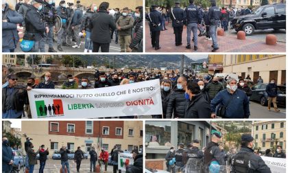 Ristoratori e altre partite Iva protestano in piazza a Ventimiglia. Foto e Video