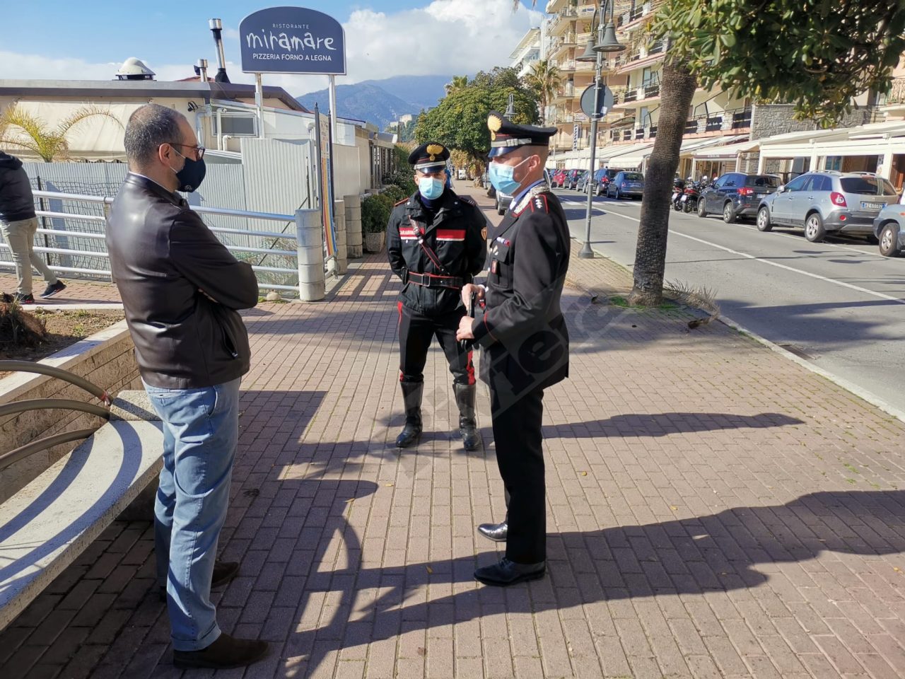 Controlli congiunti di carabinieri e polizia a Ventimiglia contro aperture di bar e ristoranti