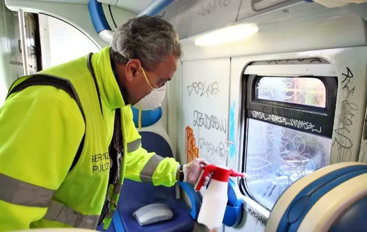 Stipendi in ritardo per 200 lavoratori della pulizia dei treni, sindacati sul piede di guerra