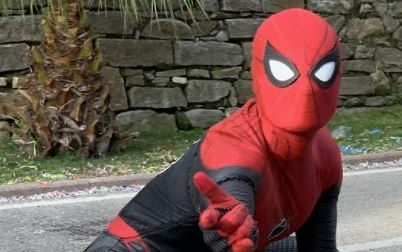 Esibizione flash di Spiderman per festeggiare il Carnevale