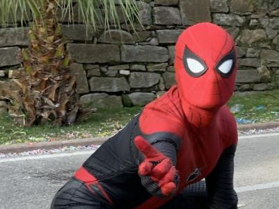 Esibizione flash di Spiderman per festeggiare il Carnevale