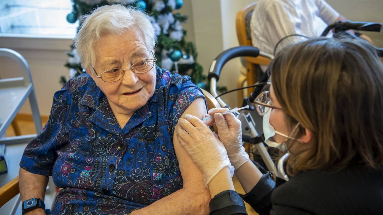 Vaccini, da oggi le prenotazioni della terza dose per gli over 80