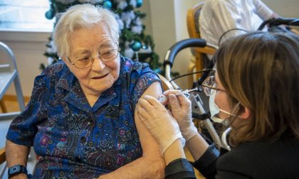 Vaccini, da oggi le prenotazioni della terza dose per gli over 80