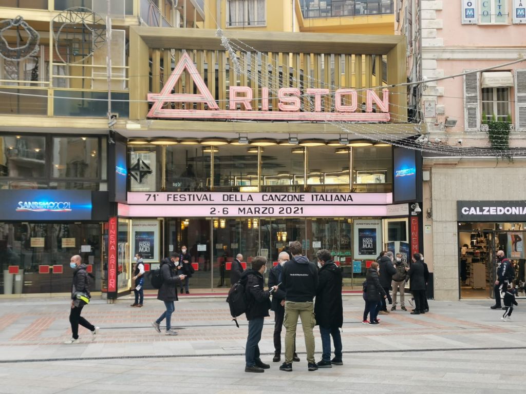 Dalla sosta davanti all’Ariston alla movida nei locali: una settimana di divieti a Sanremo