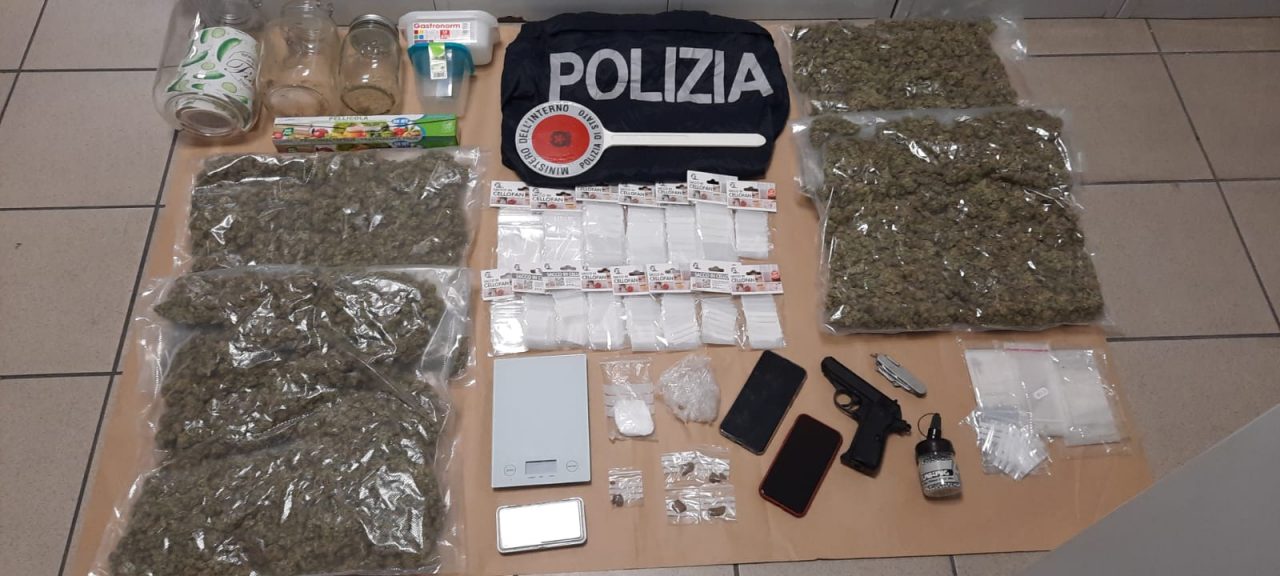 Giovani arrestati con 2 kg di marijuana nel trolley