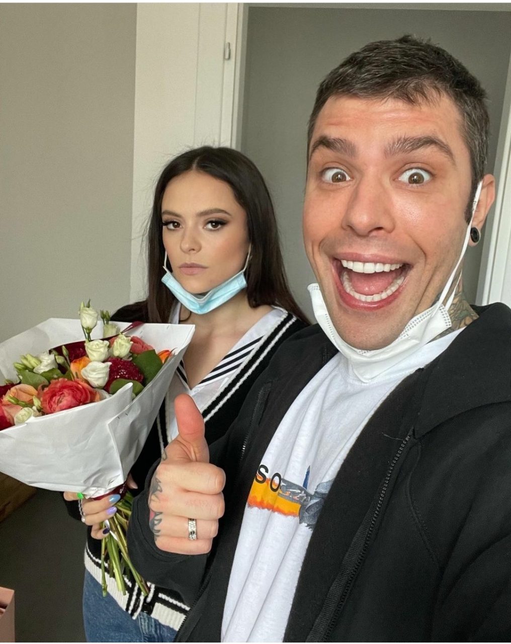 Fedez chiede scusa alla Michielin con un mazzo di fiori