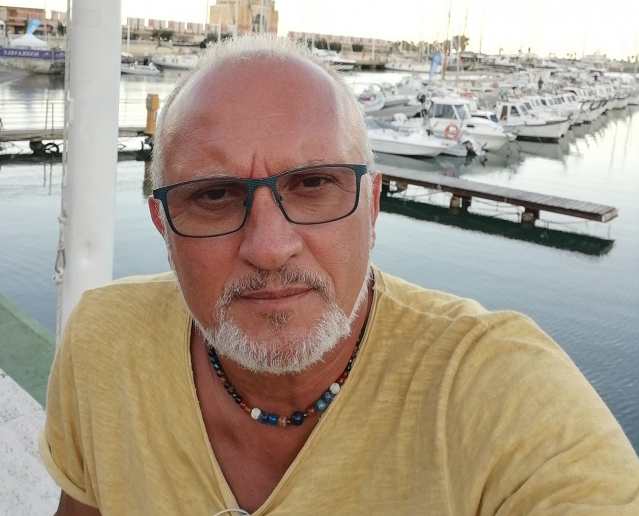 Stroncato dal Covid a 60 anni l’uomo dei gessetti profumati