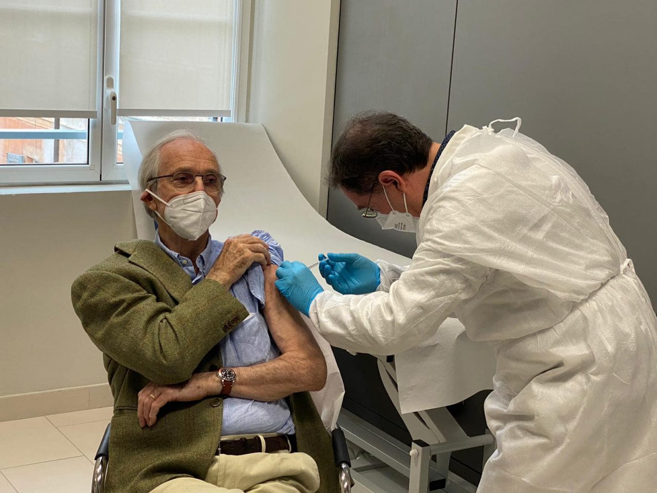 “La medicina è un dono” Renzo Piano primo vaccinato ligure over 80