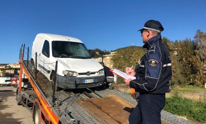 Rimosse dieci auto abbandonate 1.600 euro di multa ai proprietari
