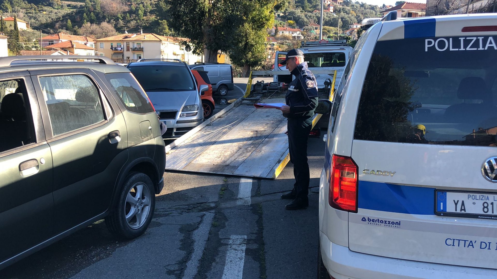 rimozione auto polizia municipale imperia1