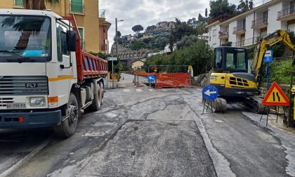 Diano Marina, tubo dell'acquedotto rotto e strada chiusa