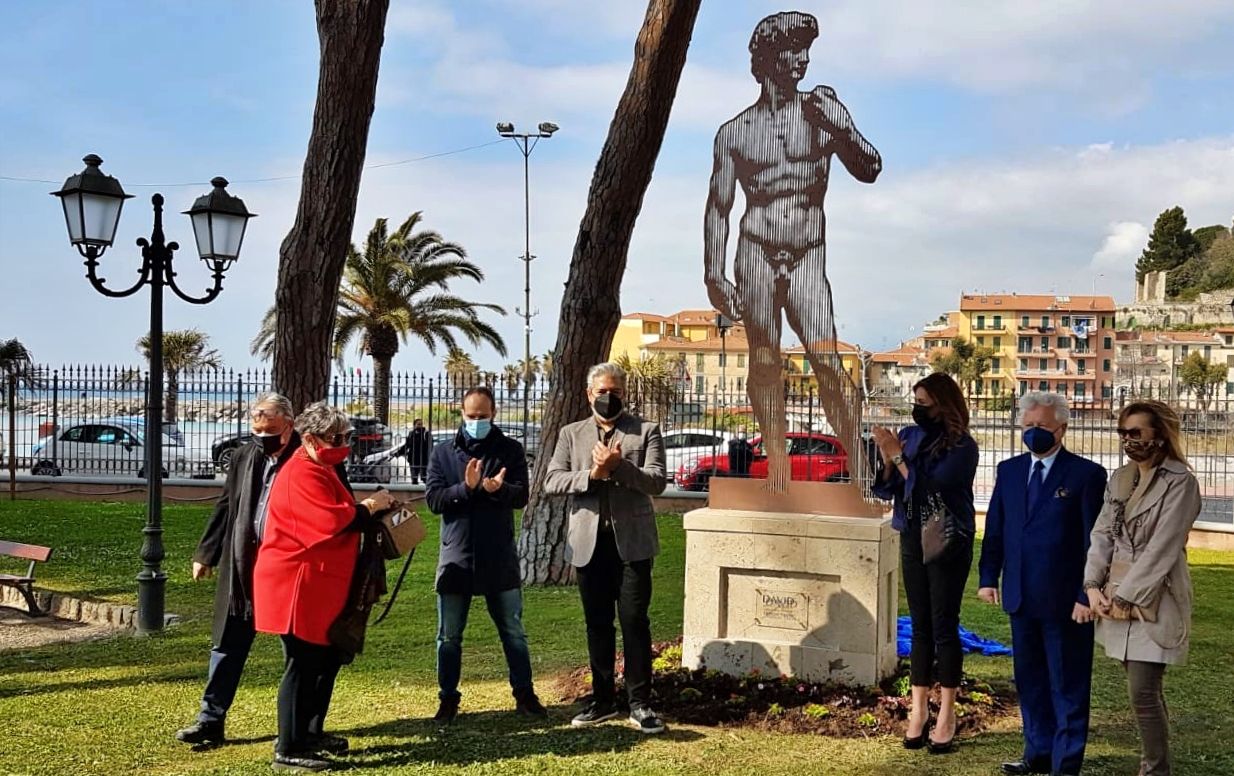 Da Singapore a New York: il “David” dell’artista Marin si stabilisce a Ventimiglia