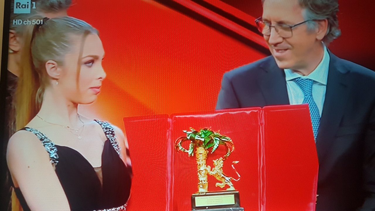 E’ di Sanremo la valletta che ha consegnato fiori e premi al Festival ieri sera