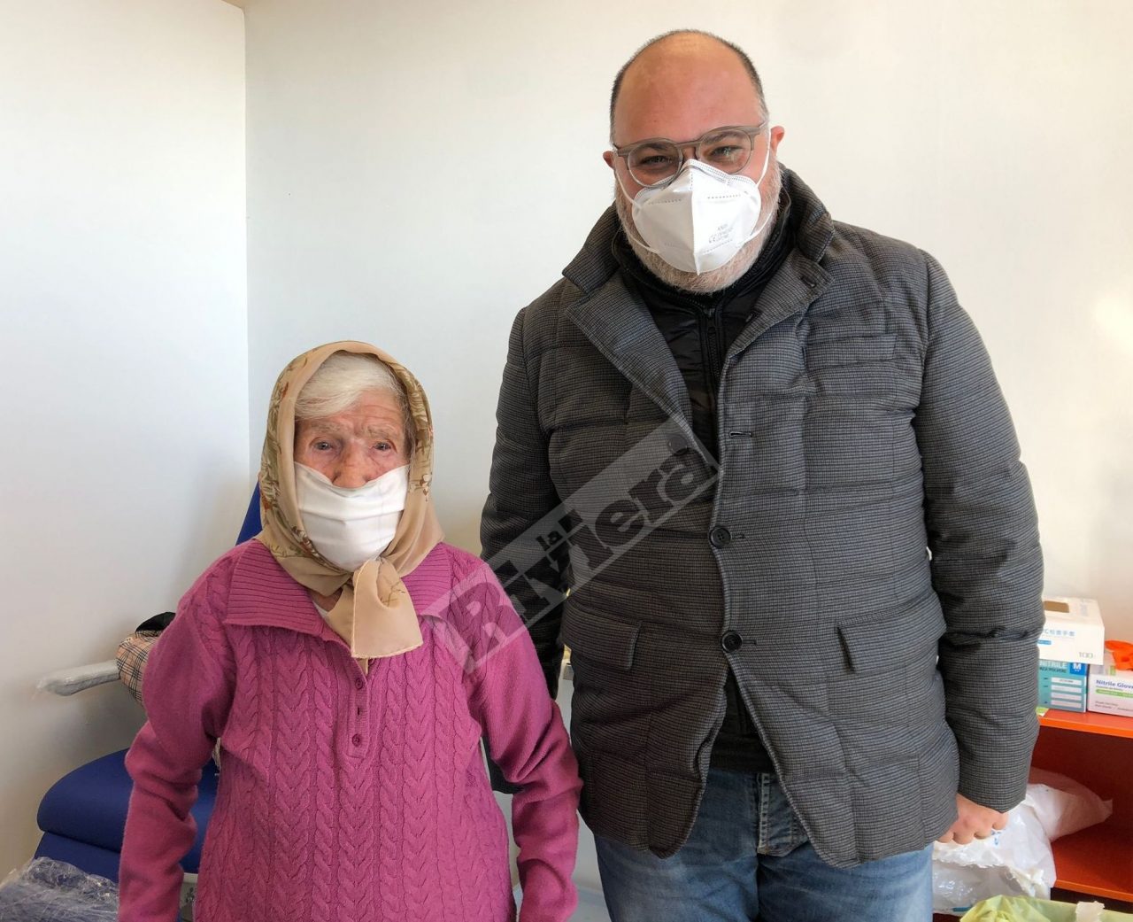 Vaccinata a 105 anni la donna più anziana del Ponente: arrivata cantando e ballando