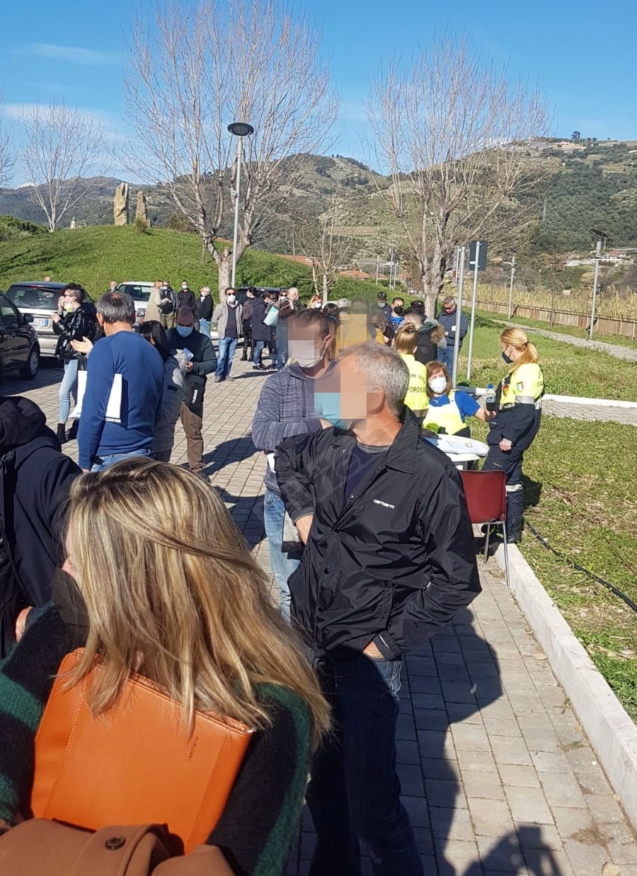 Rispediti a casa dopo ore di coda al centro vaccini di Camporosso