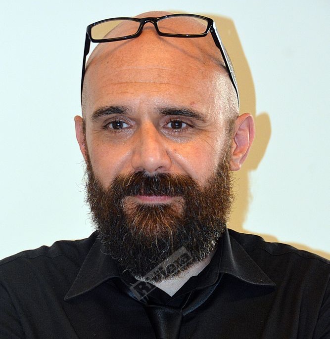 Rischia di morire di Covid l’insegnante e attore teatrale 48enne Davide Barella