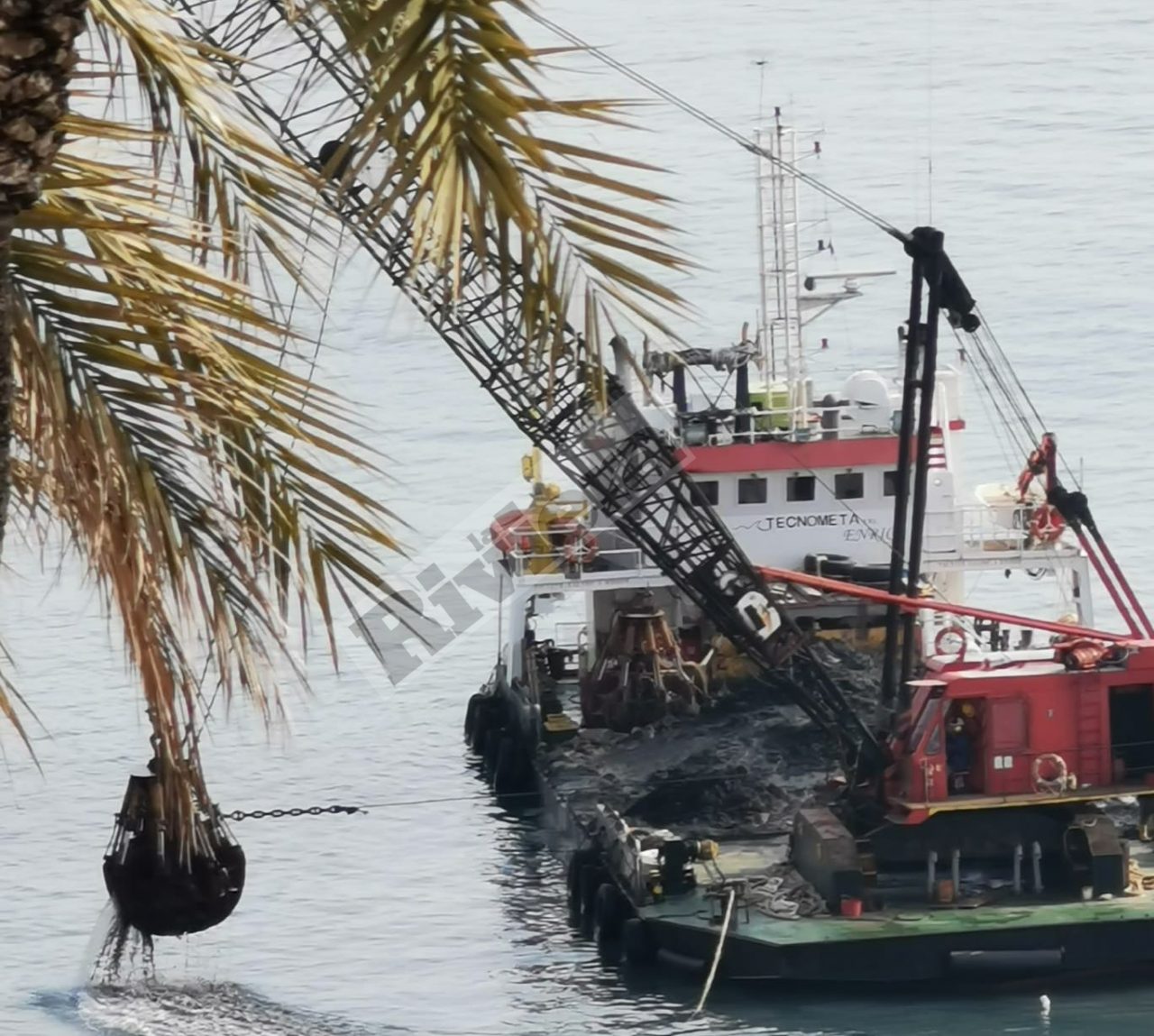 Fondale troppo basso: operazioni di dragaggio al Porto di Bordighera