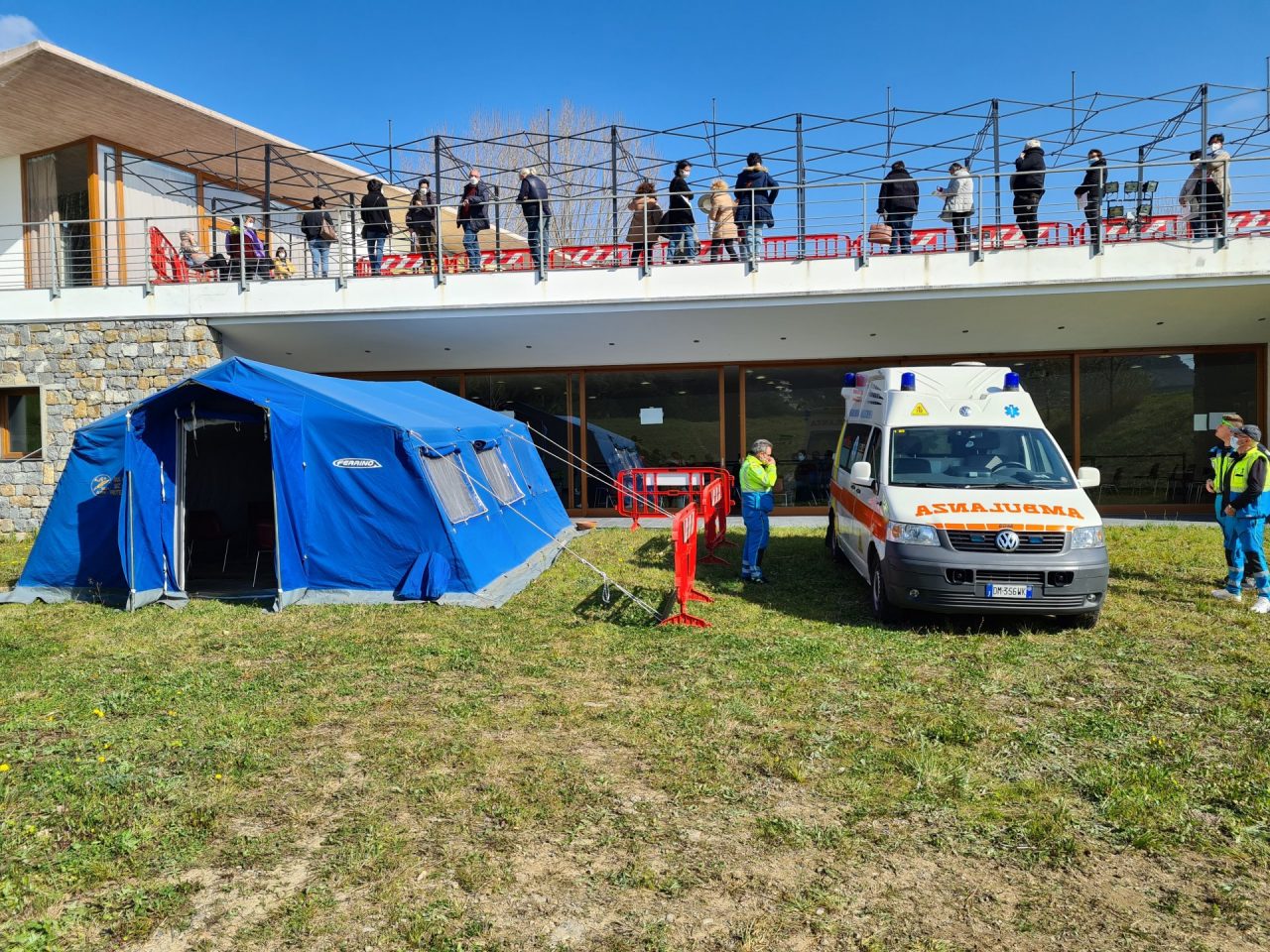 Si sente male in auto a Camporosso: salvato da equipe in servizio per vaccini