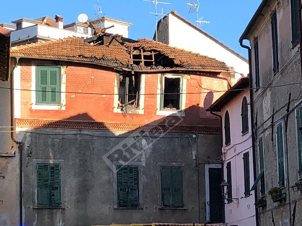 Esplosione incendio abitazione San Bartolomeo al mare_02