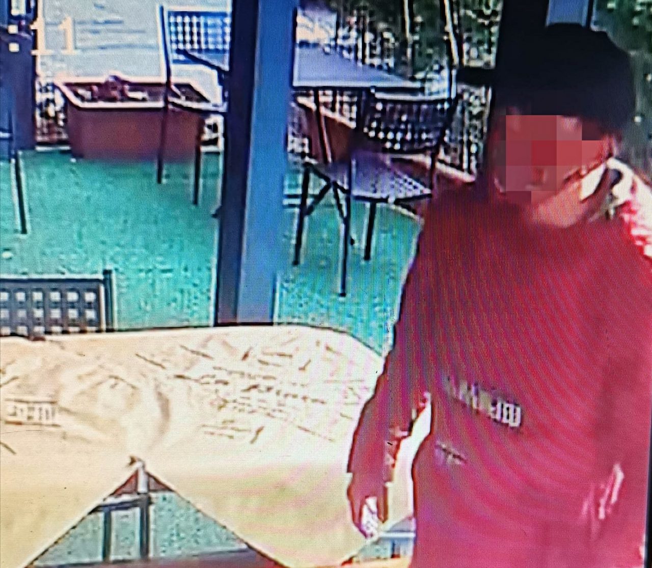Ruba nel ristorante e titolari si scusano col ladro: “Pochi soldi, ma è un periodo di m…”