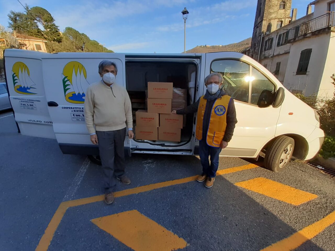 I Lions Club Imperia donano pacchi alimentari