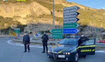 Finanza scopre migranti nascosti in tre tir sull'A10: erano diretti in Francia