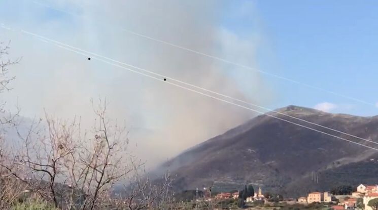 Incendio tra Diano Arentino e Evigno