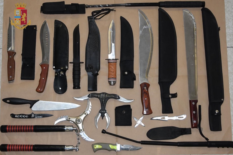 Droga, nunchaku e altre armi: nei guai un 29enne