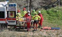 Grave ciclista dopo una caduta, in elicottero al Santa Corona. Video