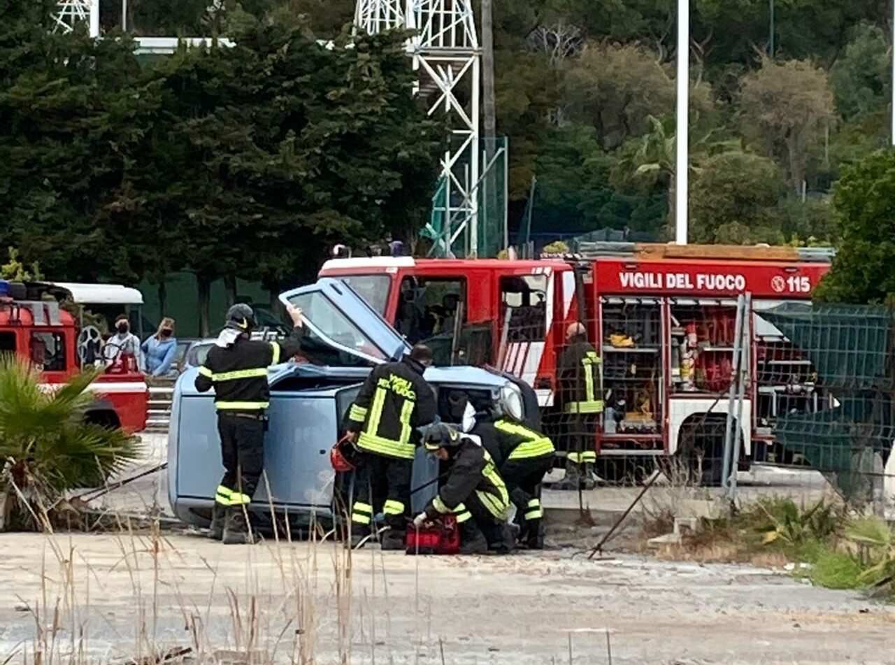 Auto si ribalta su un fianco a Imperia, forse colpa di una errata manovra. Foto