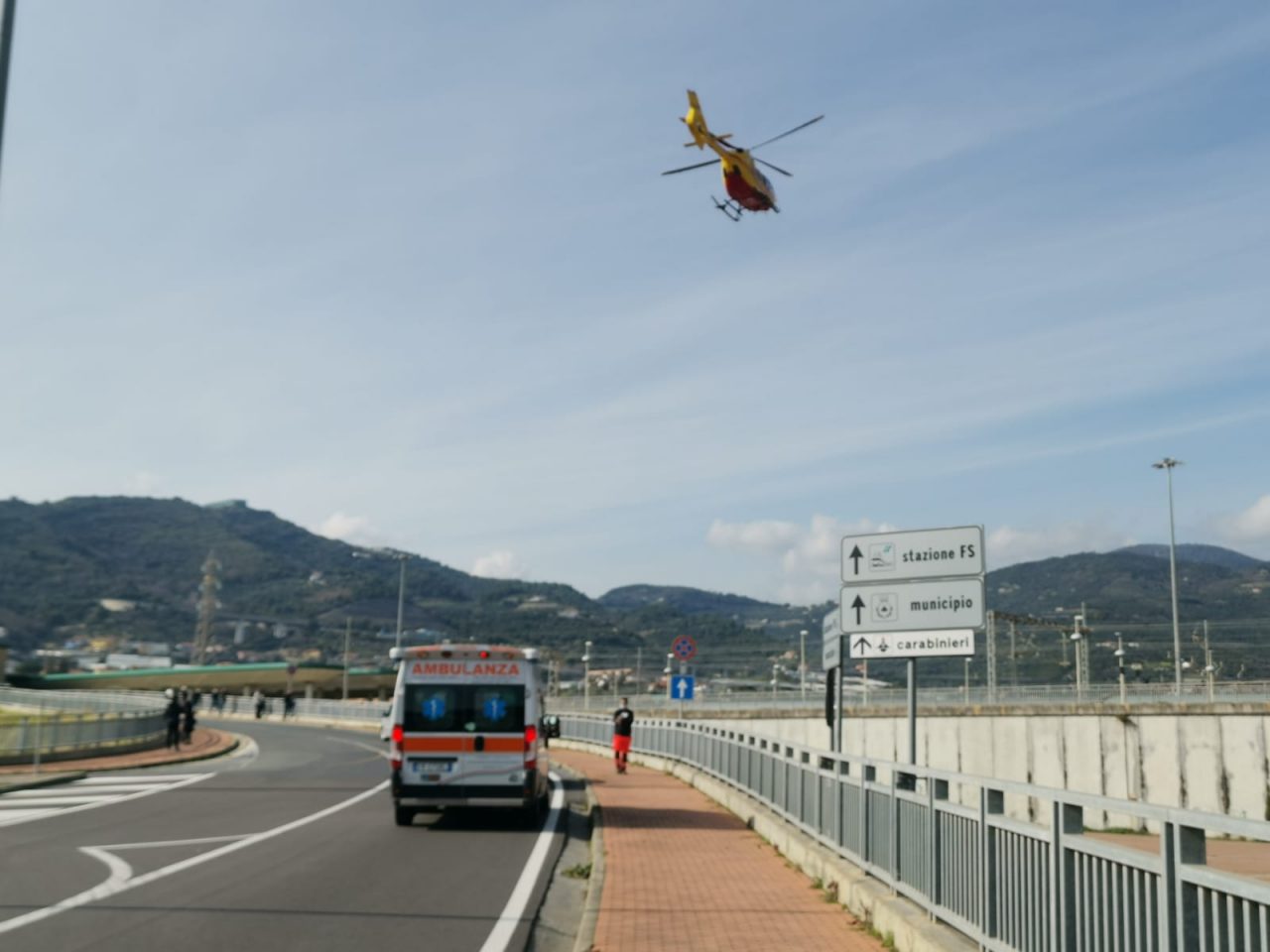 Tampona auto con lo scooter su Aurelia Bis: 30enne in elicottero al Santa Corona