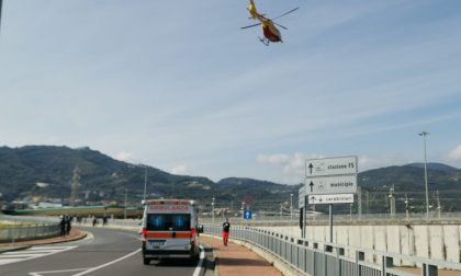 Tampona auto con lo scooter su Aurelia Bis: 30enne in elicottero al Santa Corona
