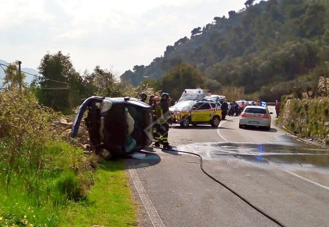 Giovane donna si cappotta con l’auto a Camporosso, salva per miracolo