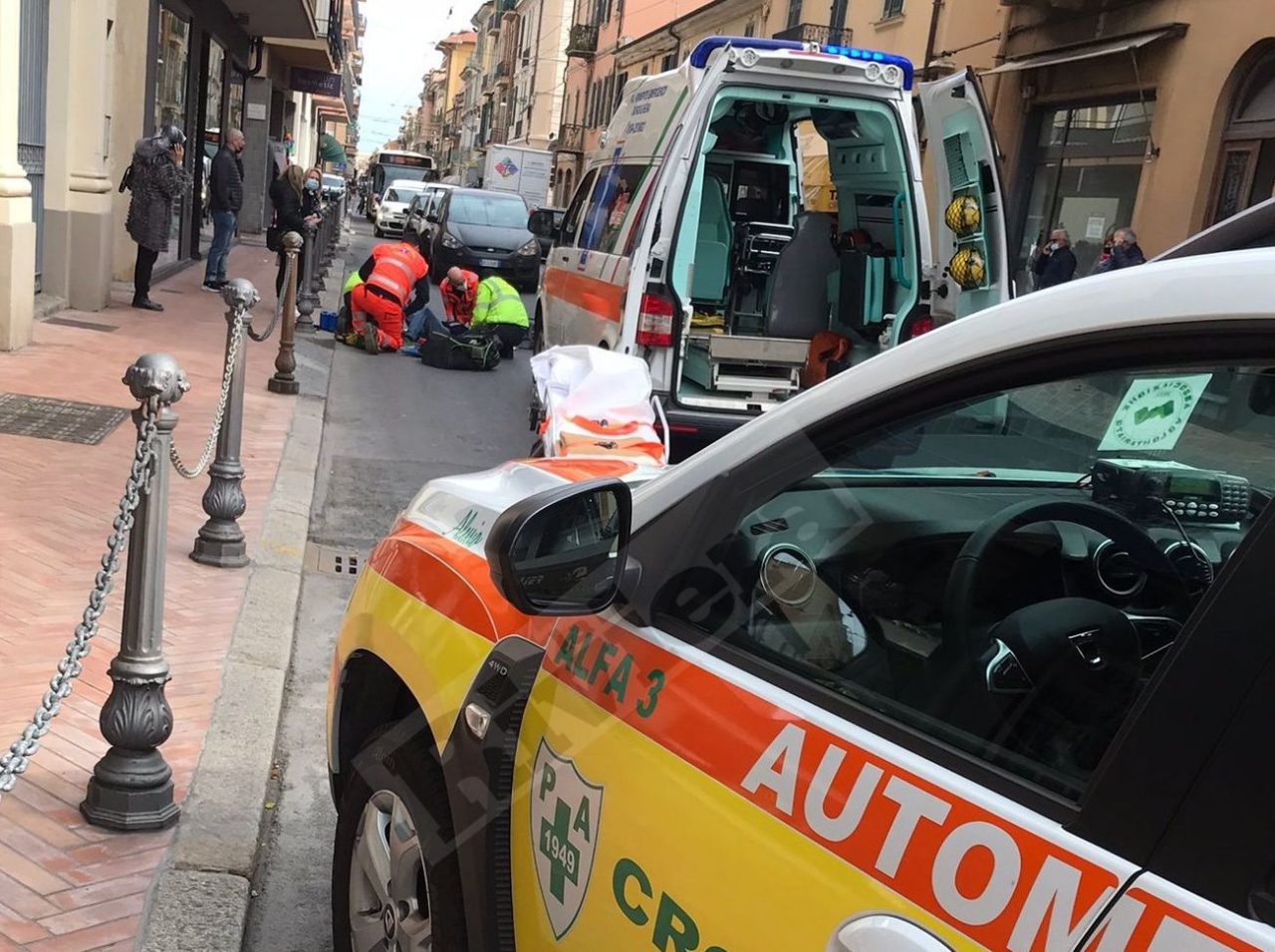 Investito da un’auto in via Vittorio Emanuele a Bordighera. Foto