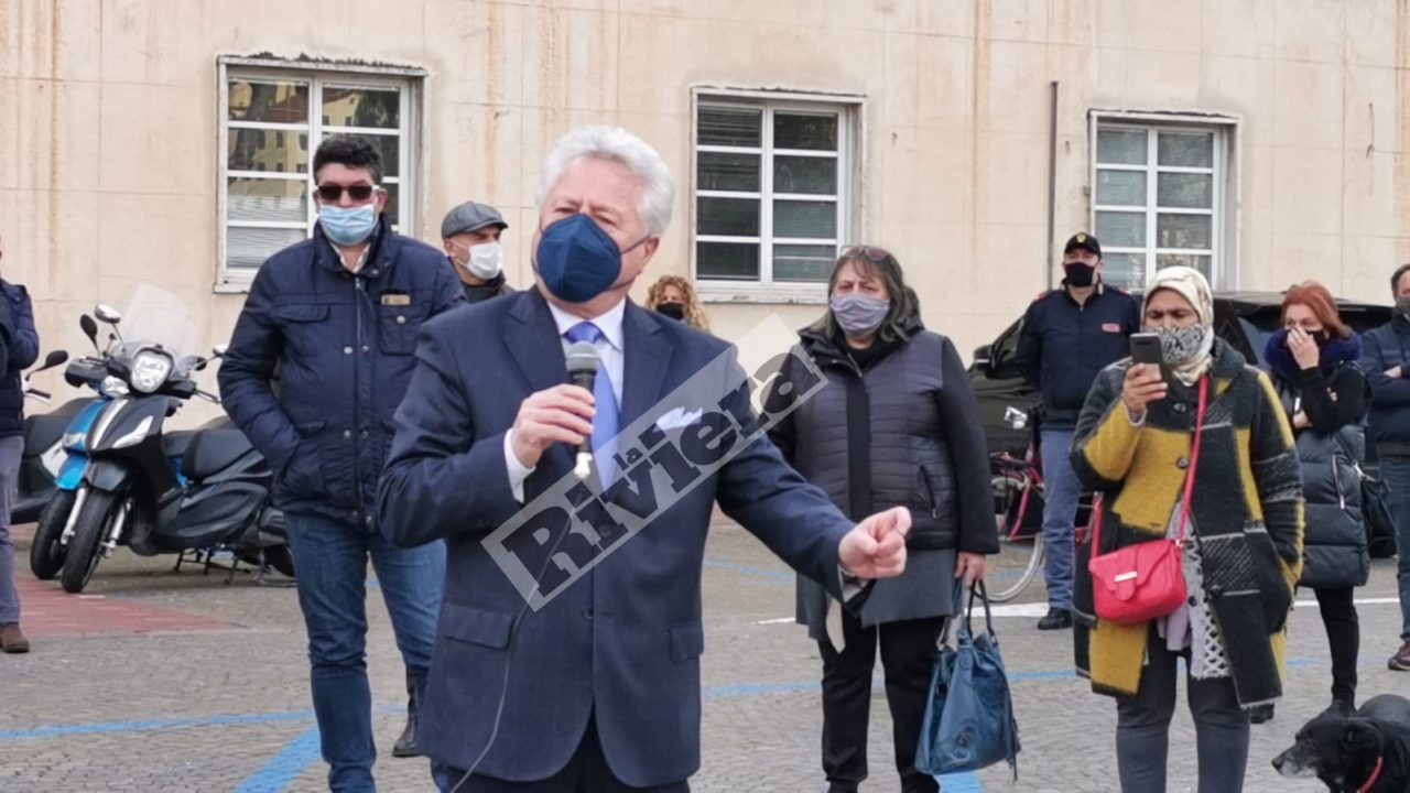 Gli ambulanti del mercato del venerdì in piazza contro le “super tasse”. Video e Foto