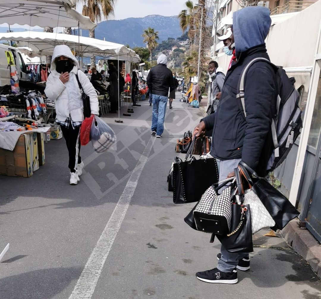Mercato del venerdì abusivi vu cumprà Ventimiglia marzo 2021
