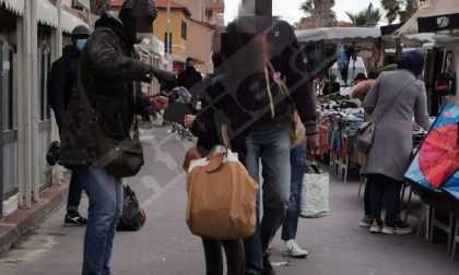 Pochi francesi, ma cresce il numero di commercianti abusivi al mercato del venerdì. Foto