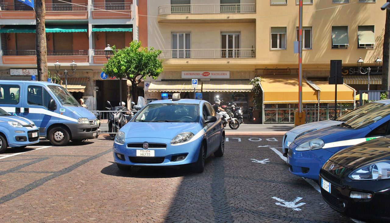 Forza posto di blocco a Ventimiglia: folle corsa  sull’A10, polizia lo cattura provocando coda di tir