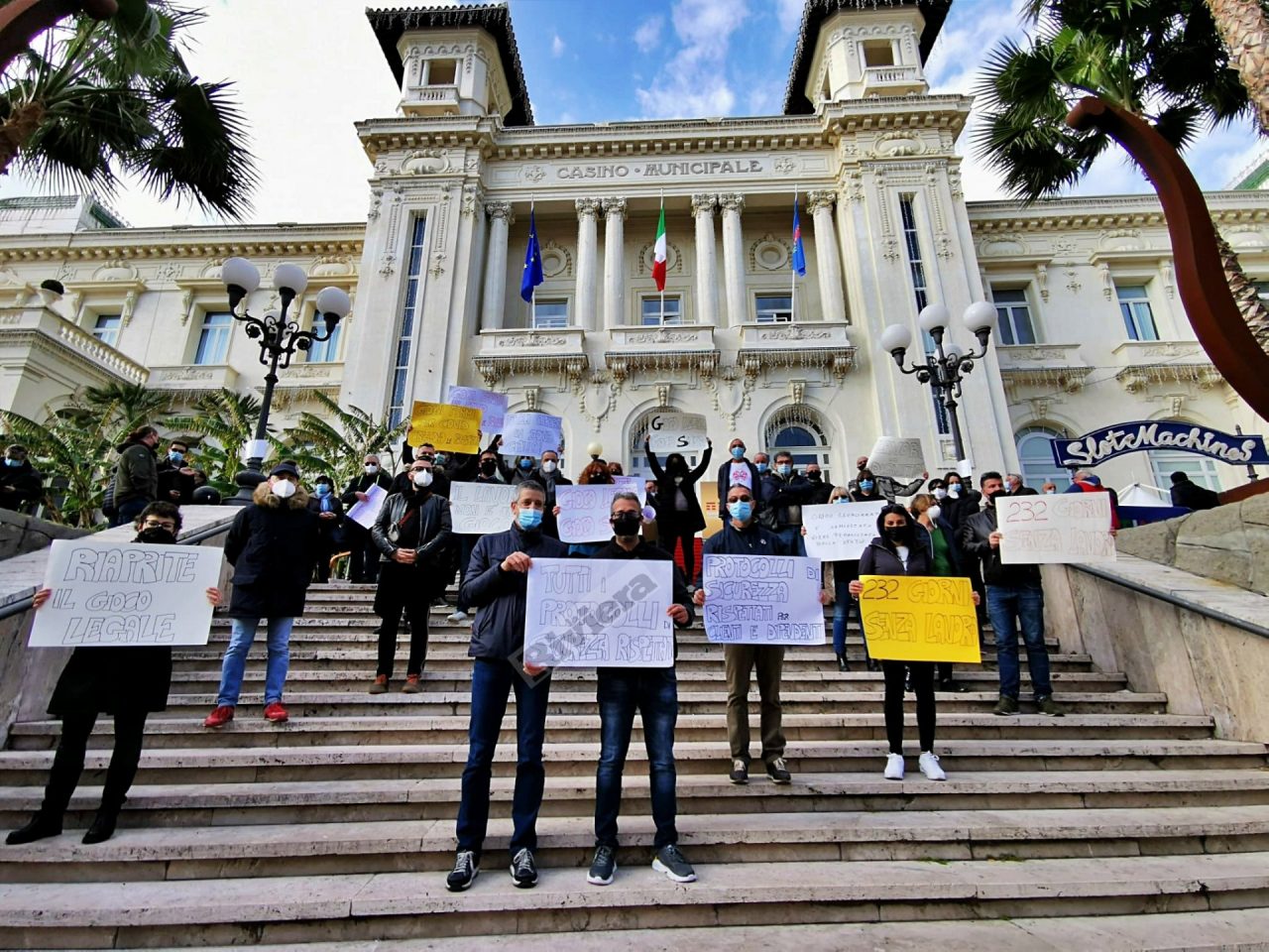 I lavoratori del Casinò di Sanremo in piazza: “Fateci lavorare, noi sicuri come un ospedale”