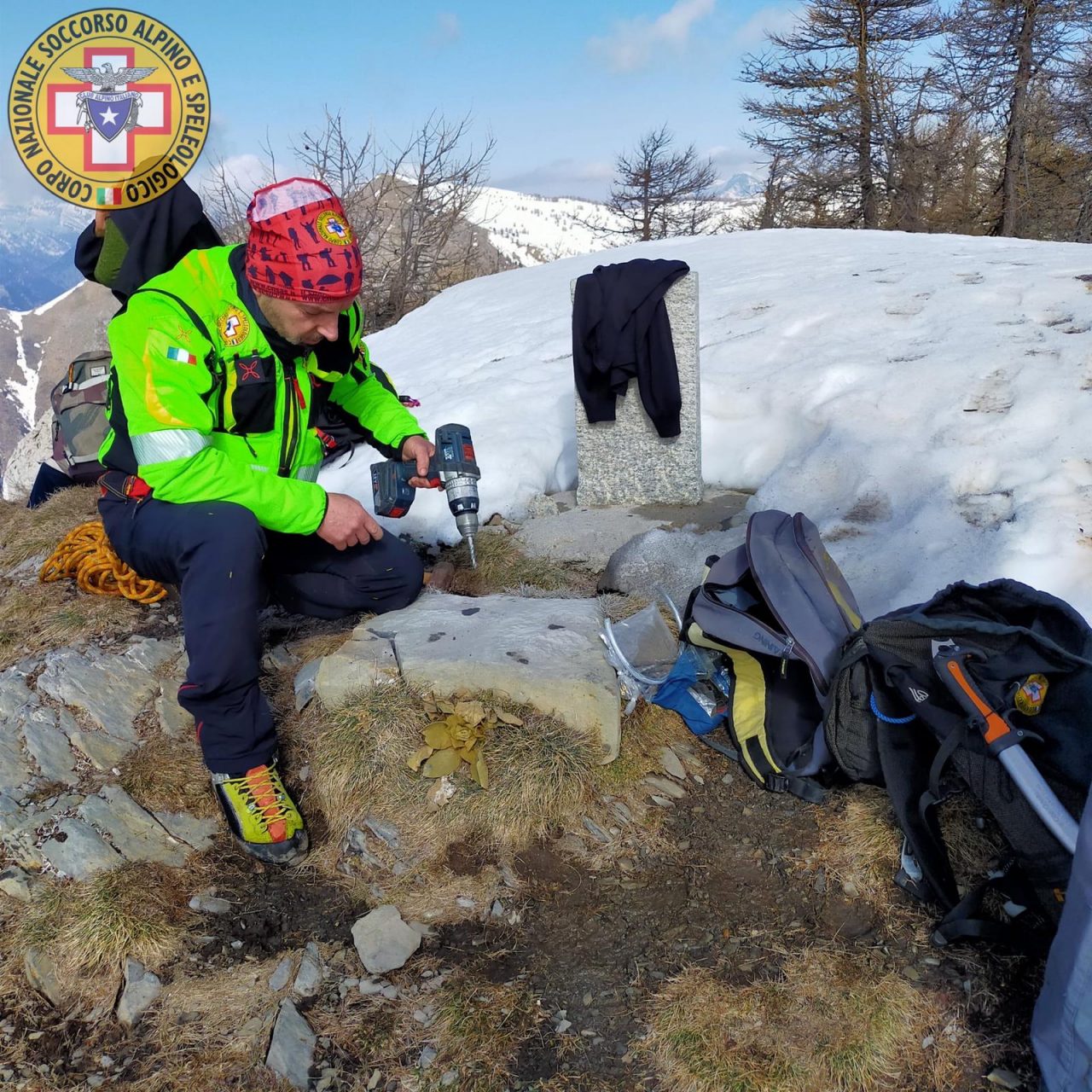 Una targa in memoria di Zavaglio colto da infarto sul Pietravecchia