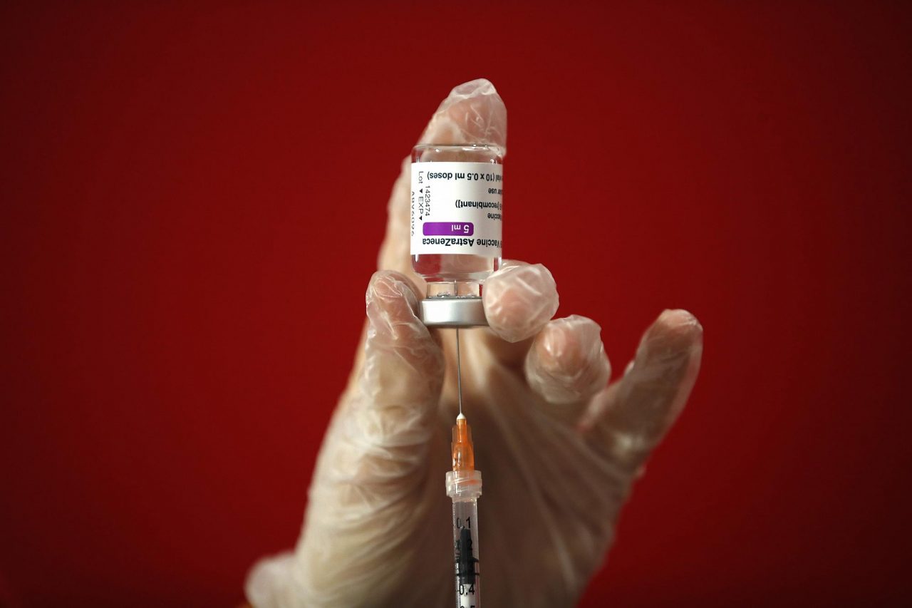 AstraZeneca al posto di Pfizer: “Ragazze costantemente assistite”