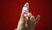 Taglio di vaccini Astrazeneca ne consegnerà 60mila in meno in Liguria