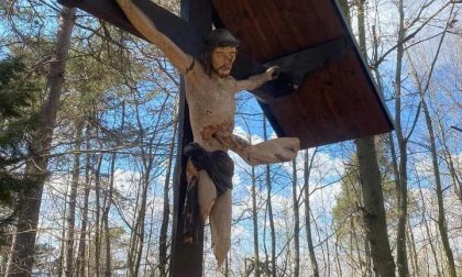 Vandalizzato crocifisso staccate le gambe del Cristo e infilzate nel petto