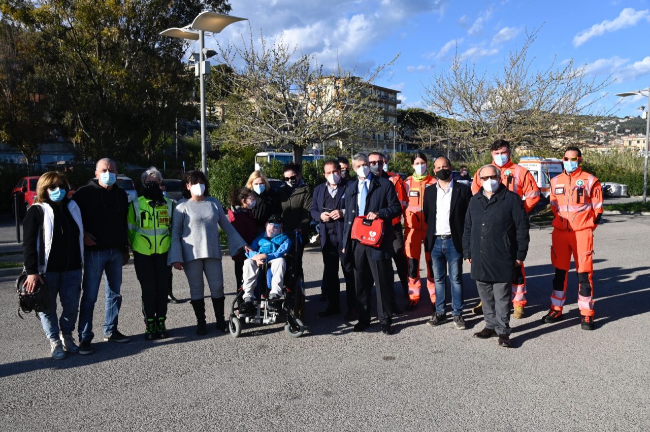 L’associazione Giraffa a rotelle dona un defibrillatore al Parco Urbano