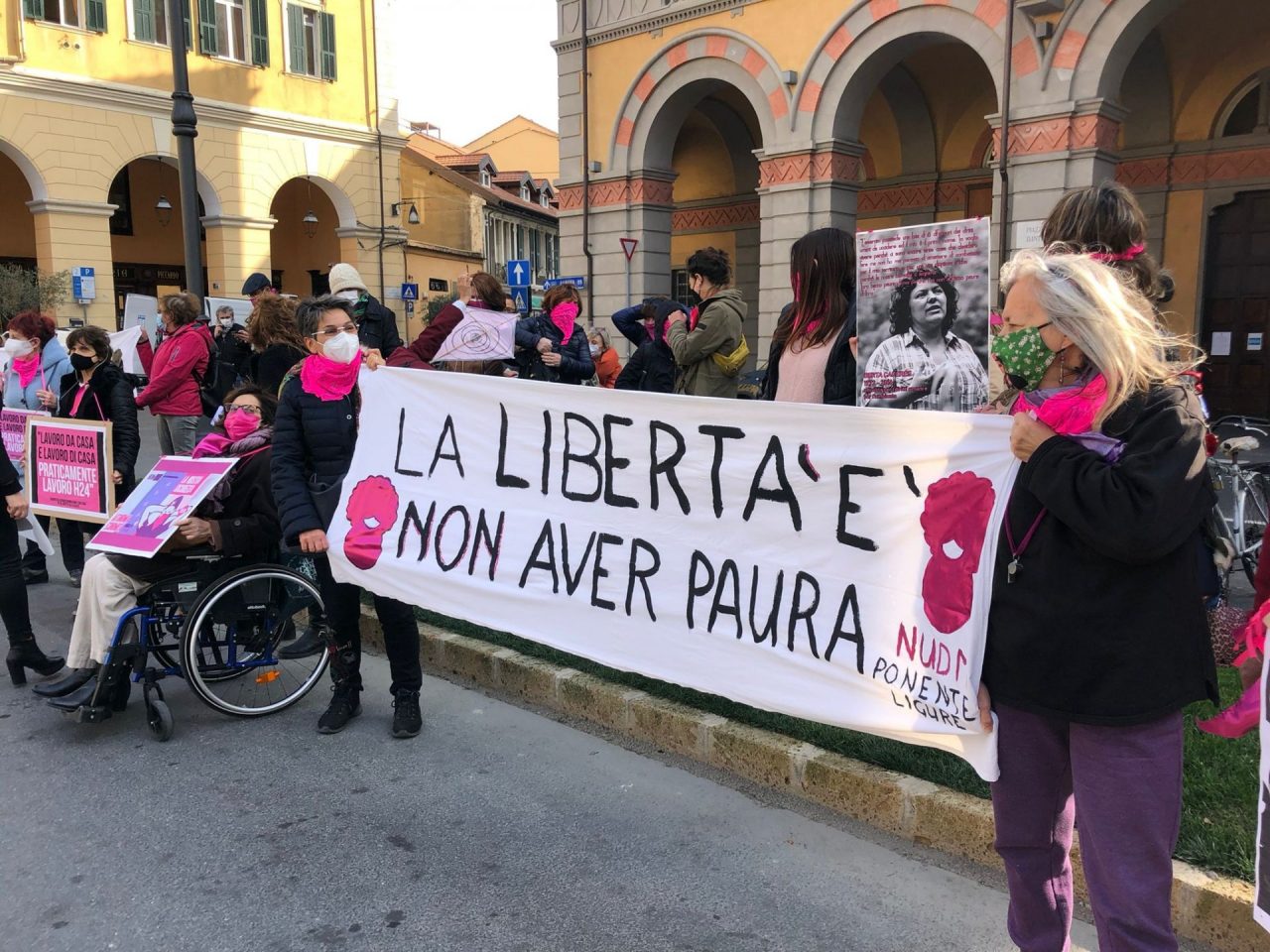Flash Mob delle donne di “Non una di Meno” in Piazza Dante
