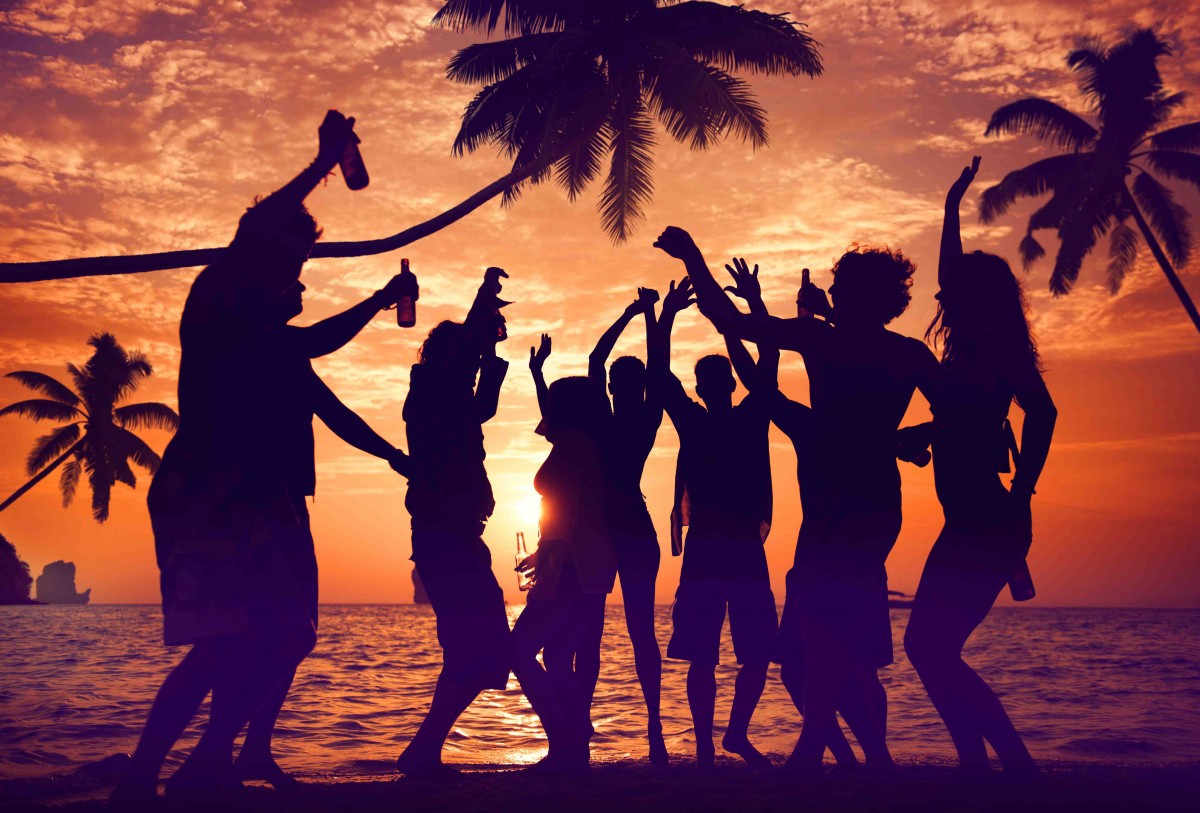Musica e balli in spiaggia. Denunciate 20 persone