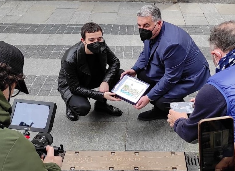 Diodato visita la sua targa in via Matteotti